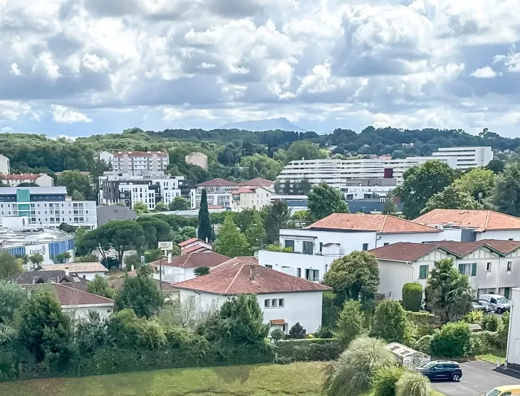 Anglet Bab² - Dernier étage et vue panoramique au sud pour ce type 4 de 101 m² H, double séjour de 33 m², 2 chambres, cuisine indépendante + loggia. Cave. Possibilité de garage en +.