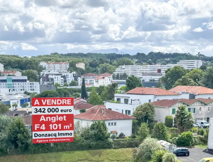 Anglet Bab² - Dernier étage et vue panoramique au sud pour ce type 4 de 101 m² H, double séjour de 33 m², 2 chambres, cuisine indépendante + loggia. Cave. Possibilité de garage en +.