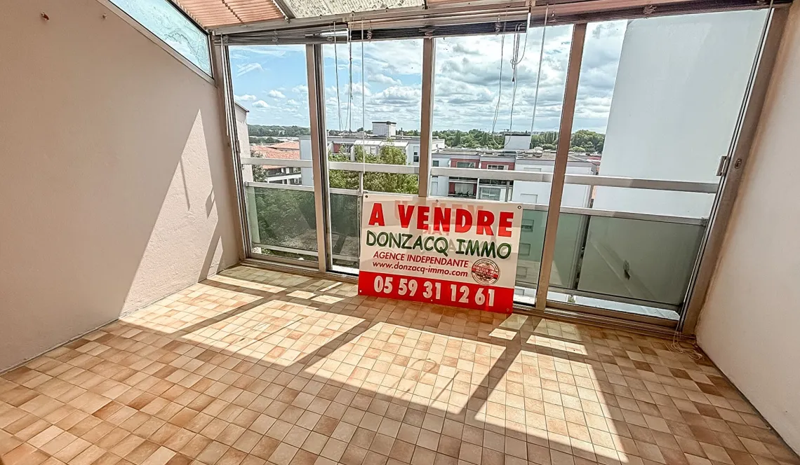 Anglet Bab² - Dernier étage et vue panoramique au sud pour ce type 4 de 101 m² H, double séjour de 33 m², 2 chambres, cuisine indépendante + loggia. Cave. Possibilité de garage en +.