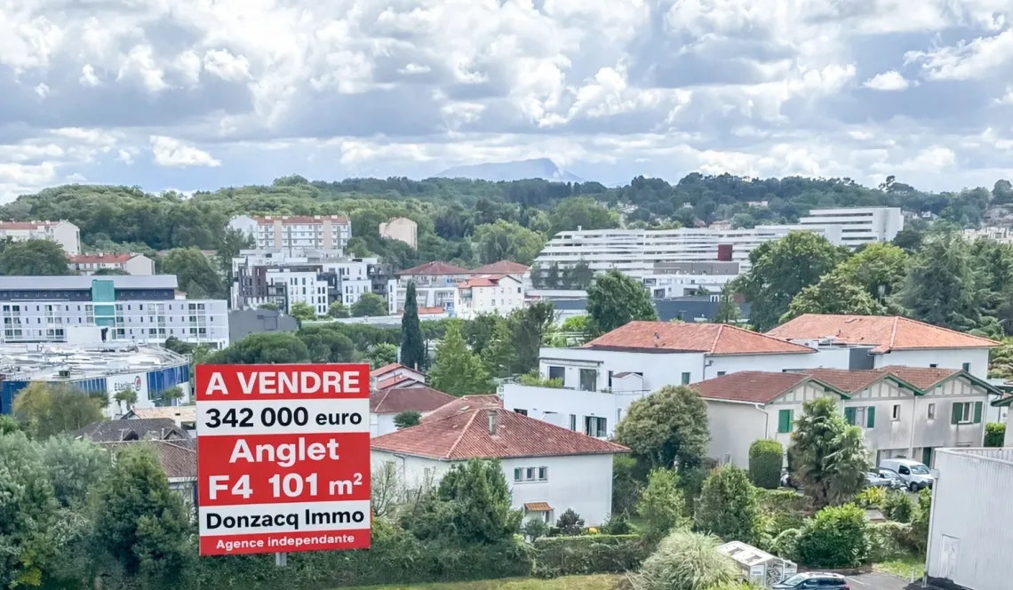 Anglet Bab² - Dernier étage et vue panoramique au sud pour ce type 4 de 101 m² H, double séjour de 33 m², 2 chambres, cuisine indépendante + loggia. Cave. Possibilité de garage en +.
