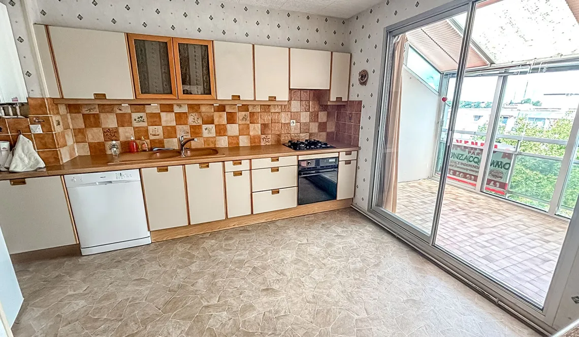 Anglet Bab² - Dernier étage et vue panoramique au sud pour ce type 4 de 101 m² H, double séjour de 33 m², 2 chambres, cuisine indépendante + loggia. Cave. Possibilité de garage en +.