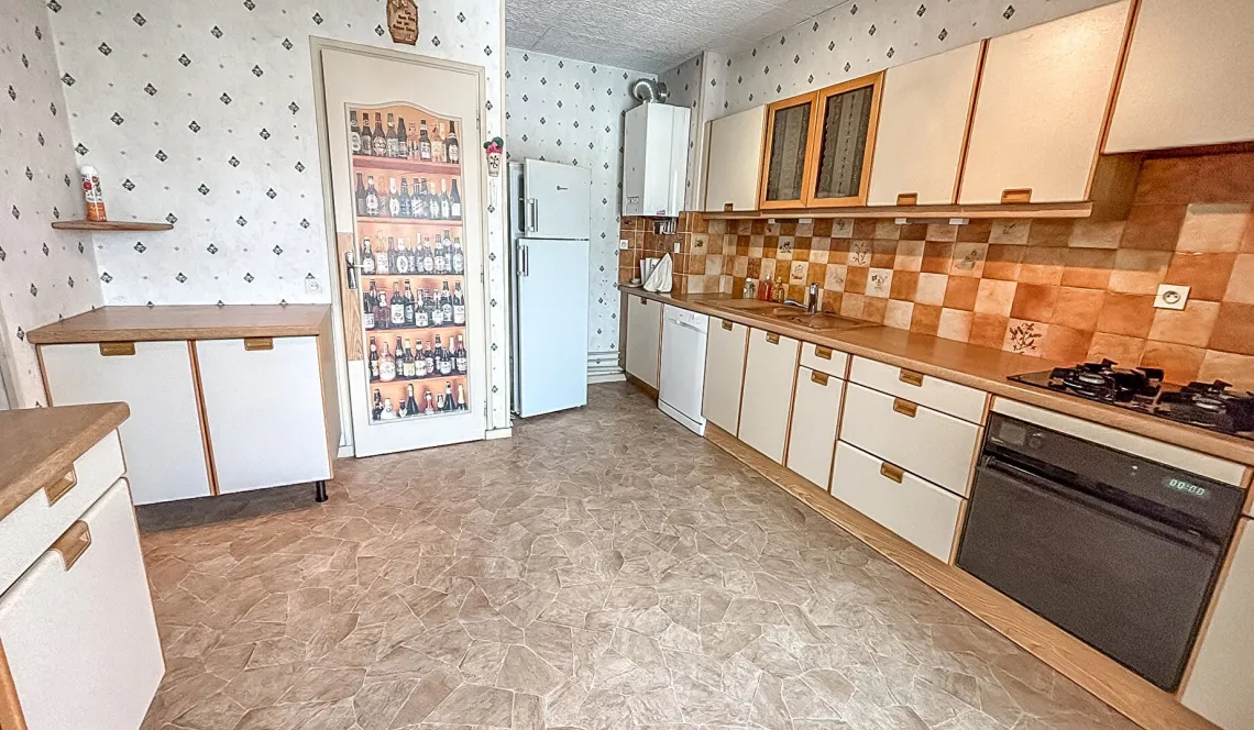 Anglet Bab² - Dernier étage et vue panoramique au sud pour ce type 4 de 101 m² H, double séjour de 33 m², 2 chambres, cuisine indépendante + loggia. Cave. Possibilité de garage en +.