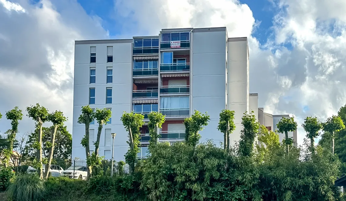 Anglet Bab² - Dernier étage et vue panoramique au sud pour ce type 4 de 101 m² H, double séjour de 33 m², 2 chambres, cuisine indépendante + loggia. Cave. Possibilité de garage en +.