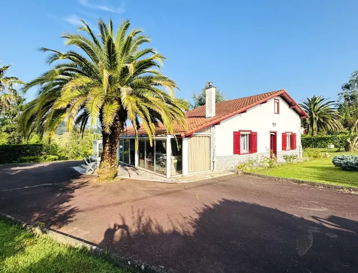 Bidache sur la hauteur - Dans un environnement unique plain-pied des années 86, pièce de vie de 23 m², 3 chambres, 1 garage + grenier aménageable sur 2500 m² de terrain