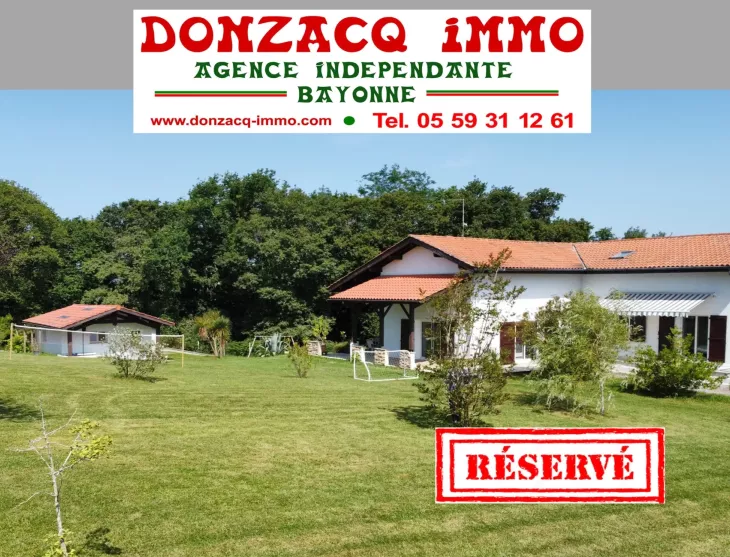 Mouguerre proche Elissaberry - Belle villa traditionnelle de 188 m² habitable, 4 chambres, sous-sol de 68 m², dépendances de 28 m² sur parcelle piscinable de 3000 m²