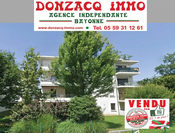 Bayonne Belharra - En rez de chaussée d’une résidence récente de 2011, joli type 2 de 42 m² habitable, pièce de vie de 19 m², chambre séparée de 13,90 m² + terrasse + cave + place de parking