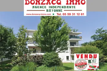 Bayonne Belharra - En rez de chaussée d’une résidence récente de 2011, joli type 2 de 42 m² habitable, pièce de vie de 19 m², chambre séparée de 13,90 m² + terrasse + cave + place de parking