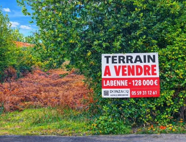 Seulement chez Donzacq Immo, à Labenne - Terrain à bâtir plat de 242 m², emprise au sol de 35%, libre de constructeur. Prévoir la viabilisation complète.
