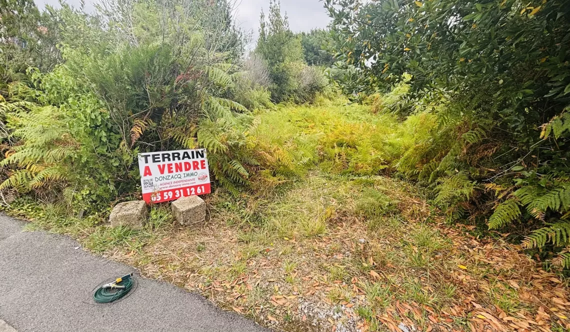 Seulement chez Donzacq Immo, à Labenne - Terrain à bâtir plat de 242 m², emprise au sol de 35%, libre de constructeur. Prévoir la viabilisation complète.
