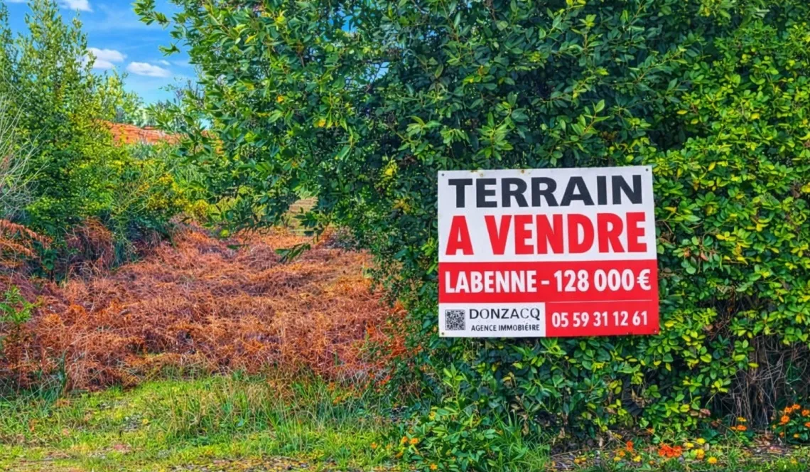 Seulement chez Donzacq Immo, à Labenne - Terrain à bâtir plat de 242 m², emprise au sol de 35%, libre de constructeur. Prévoir la viabilisation complète.
