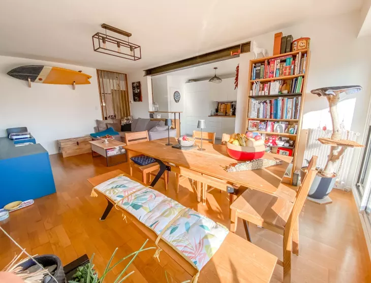 Centre ville d’Anglet - Type 3 de 81 m² habitable et son double séjour de 30 m², cuisine américaine équipée + terrasse. Cave et parking extérieur