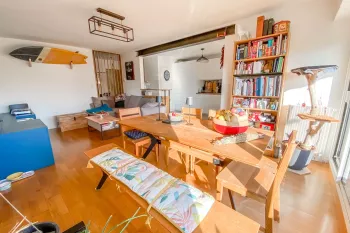 Centre ville d’Anglet - Type 3 de 81 m² habitable et son double séjour de 30 m², cuisine américaine équipée + terrasse. Cave et parking extérieur