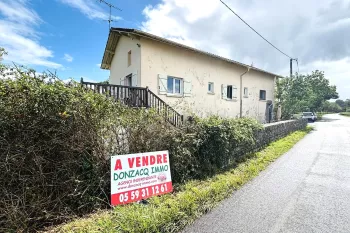 Exclusivité sur Urt bord d’Adour - Belle bâtisse avec deux logements loués de 102 m² habitable, un F3 et un F2, trois garages en rez de chaussée sur parcelle de 2428 m². Travaux à prévoir!