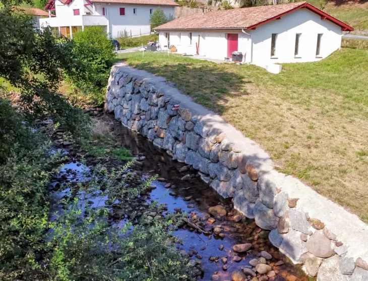 Exclusivité Bidarray - Cadre idylique pour ce plain-pied de 2021 de 143 m² habitable, 5 chambres, pièce de vie de 44 m², piscine intérieure de 43 m² à terminer sur 1737 m² de terrain.