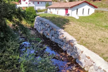 Exclusivité Bidarray - Cadre idylique pour ce plain-pied de 2021 de 143 m² habitable, 5 chambres, pièce de vie de 44 m², piscine intérieure de 43 m² à terminer sur 1737 m² de terrain.