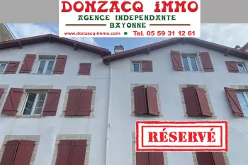 Quartier St Esprit à Bayonne - Type 2 de 57 m² habitable au sol au dernier étage, pièce de vie lumineuse. Travaux de remise aux goûts à prévoir!