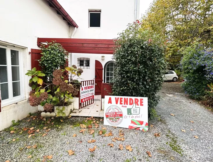 Biarritz le Lac Marion - Coup de coeur pour ce type 2 de 32 m² habitable en rez de de chaussée + terrasse de 12 m². Refait entièrement en 2019. Place de parking