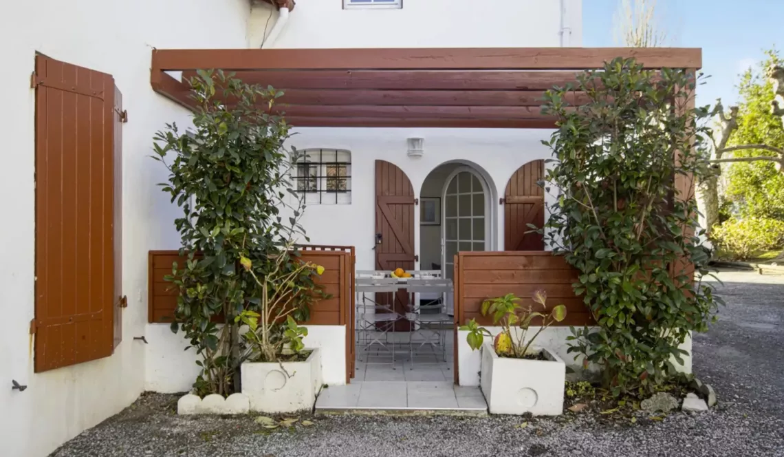 Biarritz le Lac Marion - Coup de coeur pour ce type 2 de 32 m² habitable en rez de de chaussée + terrasse de 12 m². Refait entièrement en 2019. Place de parking