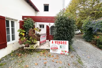 Biarritz le Lac Marion - Coup de coeur pour ce type 2 de 32 m² habitable en rez de de chaussée + terrasse de 12 m². Refait entièrement en 2019. Place de parking