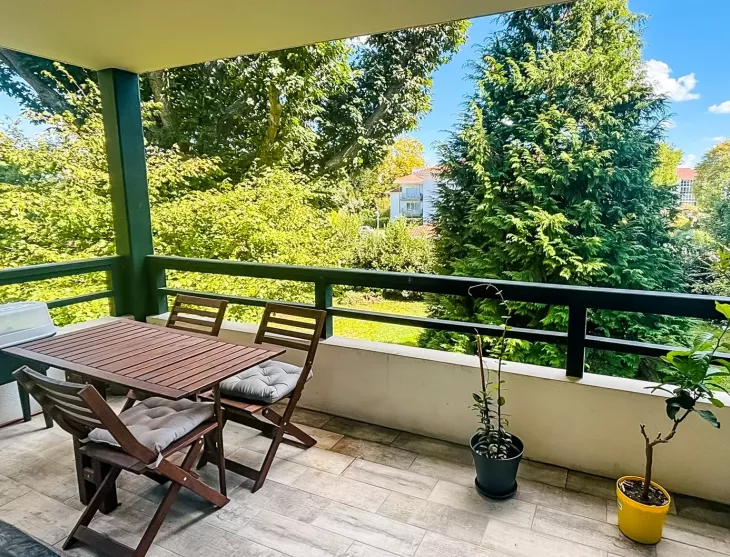 Sur Anglet Aritxague - Dans résidence intimiste avec ascenseur, type 3 de 63 m² habitable, pièce de vie de 31 m², terrasse de 11 m² + cave + 2 parkings