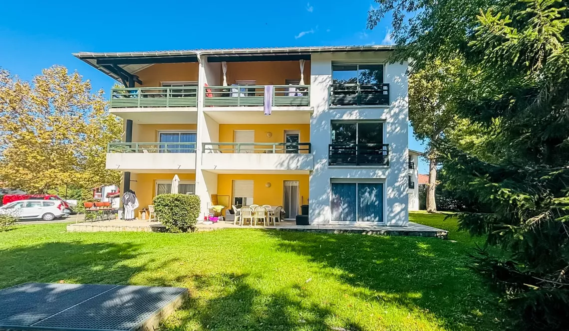 Sur Anglet Aritxague - Dans résidence intimiste avec ascenseur, type 3 de 63 m² habitable, pièce de vie de 31 m², terrasse de 11 m² + cave + 2 parkings