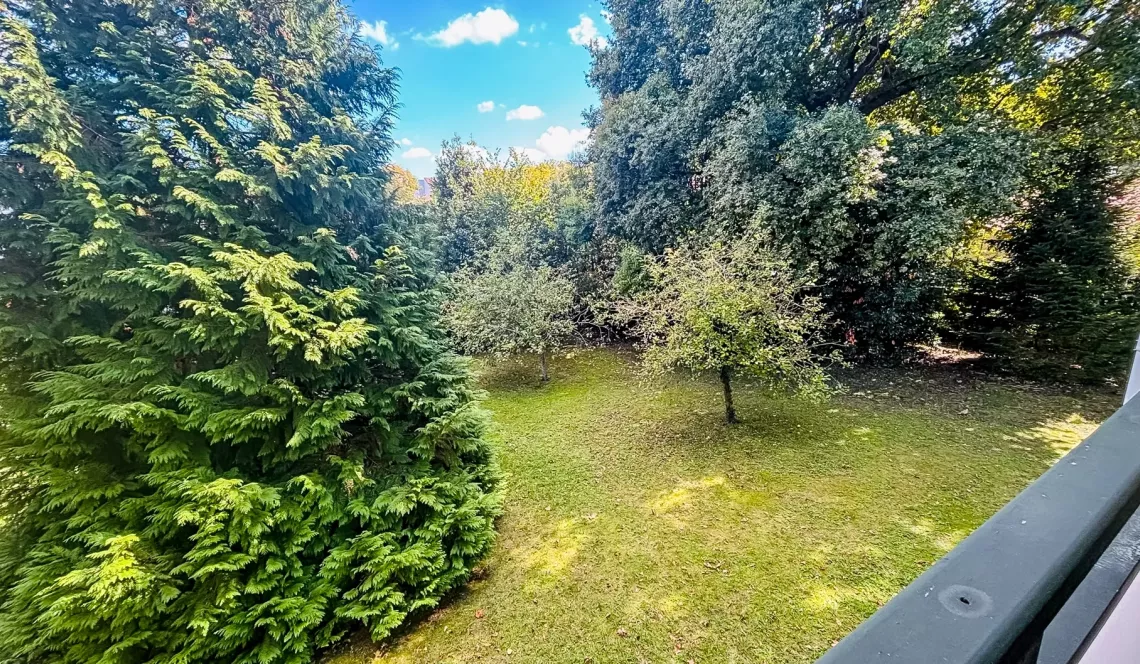 Sur Anglet Aritxague - Dans résidence intimiste avec ascenseur, type 3 de 63 m² habitable, pièce de vie de 31 m², terrasse de 11 m² + cave + 2 parkings