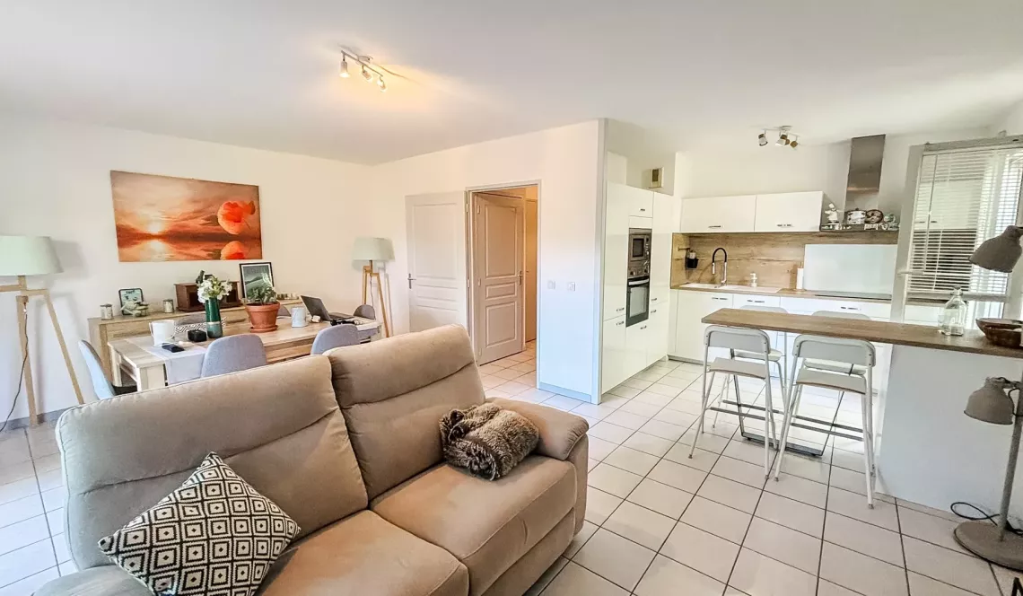 Sur Anglet Aritxague - Dans résidence intimiste avec ascenseur, type 3 de 63 m² habitable, pièce de vie de 31 m², terrasse de 11 m² + cave + 2 parkings