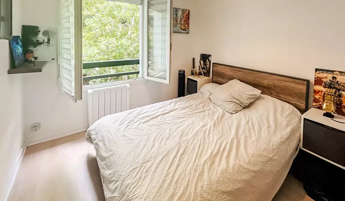 Sur Anglet Aritxague - Dans résidence intimiste avec ascenseur, type 3 de 63 m² habitable, pièce de vie de 31 m², terrasse de 11 m² + cave + 2 parkings