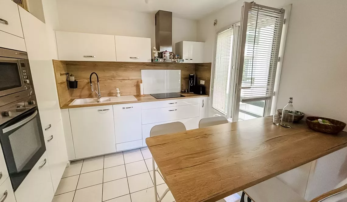 Sur Anglet Aritxague - Dans résidence intimiste avec ascenseur, type 3 de 63 m² habitable, pièce de vie de 31 m², terrasse de 11 m² + cave + 2 parkings