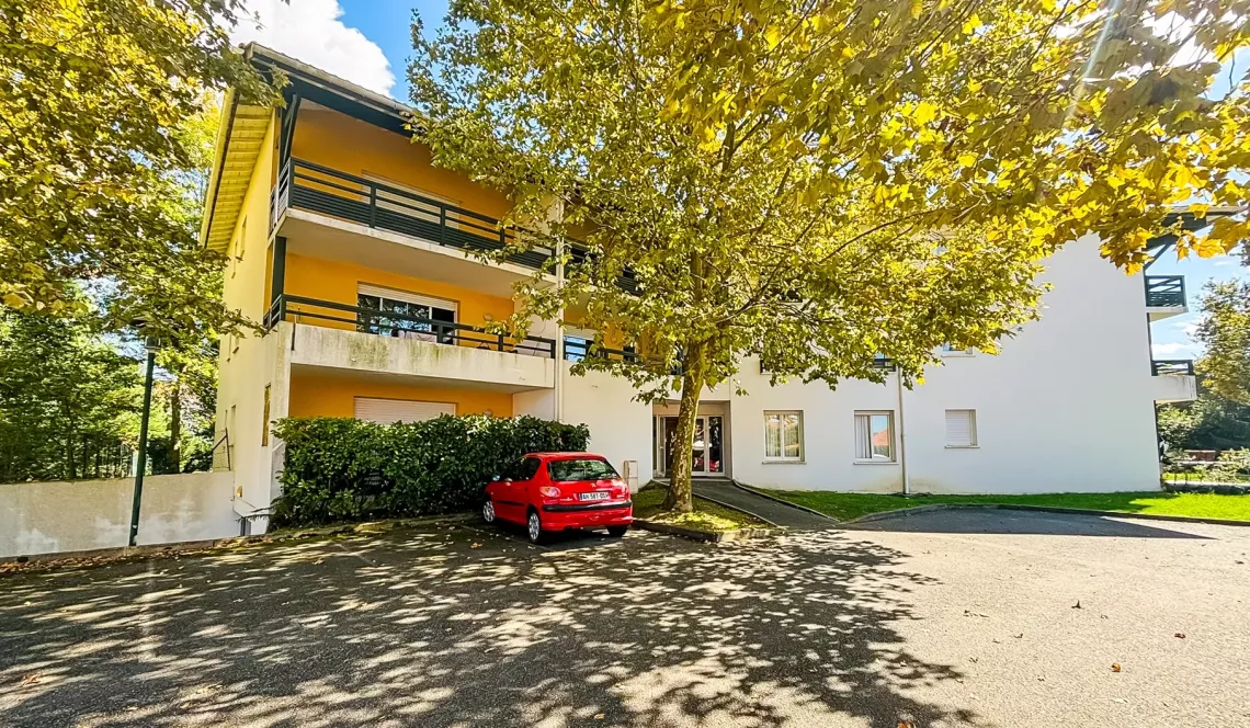 Sur Anglet Aritxague - Dans résidence intimiste avec ascenseur, type 3 de 63 m² habitable, pièce de vie de 31 m², terrasse de 11 m² + cave + 2 parkings