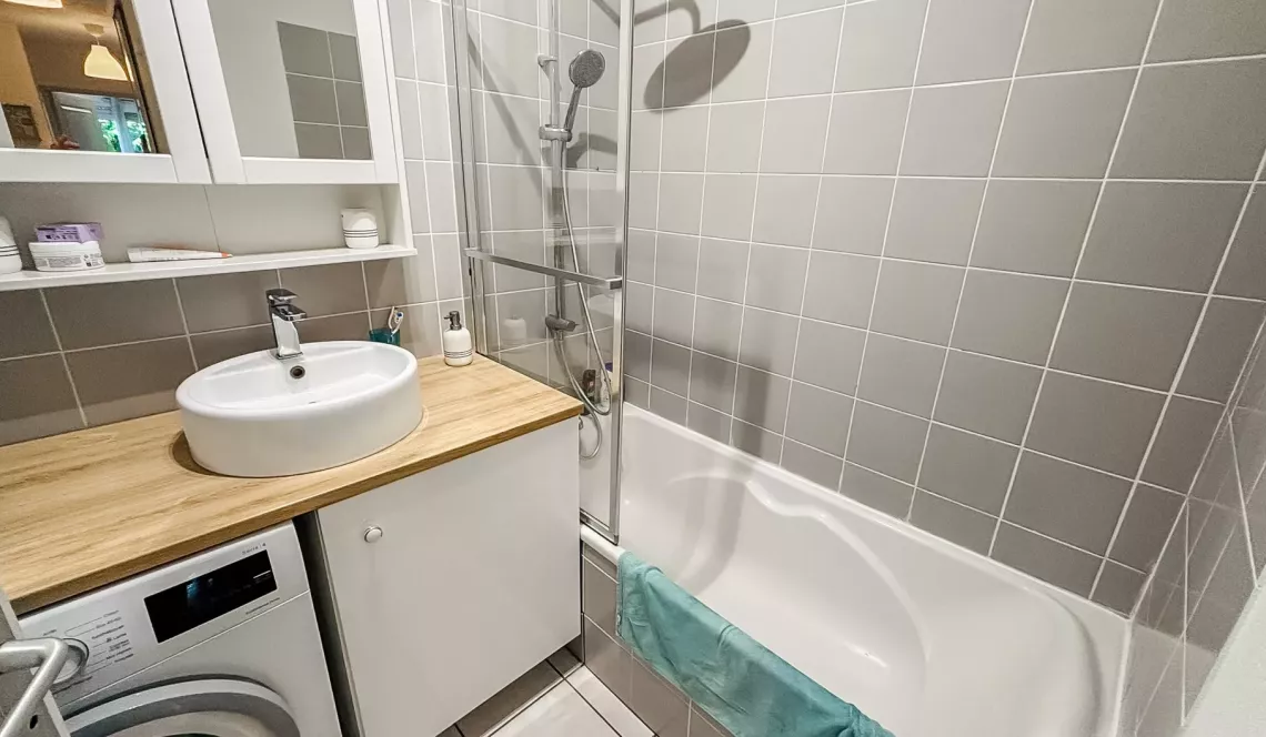 Sur Anglet Aritxague - Dans résidence intimiste avec ascenseur, type 3 de 63 m² habitable, pièce de vie de 31 m², terrasse de 11 m² + cave + 2 parkings