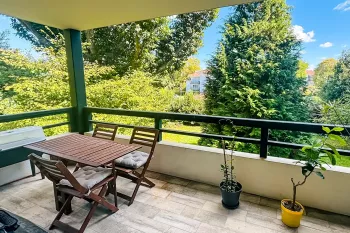 Sur Anglet Aritxague - Dans résidence intimiste avec ascenseur, type 3 de 63 m² habitable, pièce de vie de 31 m², terrasse de 11 m² + cave + 2 parkings