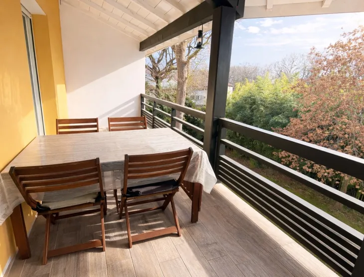 Sur Anglet Aritxague - Dernier étage pour ce beau type 3 de 62 m² habitable, pièce de vie de 30 m² sur terrasse de 14 m², cave + 2 places de parkings