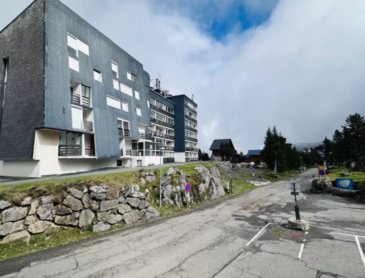 Exclusivité La Pierre St Martin - Agréable studio plein sud de 18 m² habitable vendu meublé, 4 couchages + balcon. Le gros +, un box fermé!