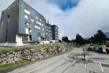 Exclusivité La Pierre St Martin - Agréable studio plein sud de 18 m² habitable vendu meublé, 4 couchages + balcon. Le gros +, un box fermé!