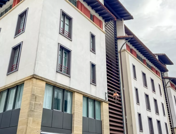 Bayonne dans immeuble entretenu à deux pas du Musée Bonnat - Dernier étage pour ce type 2 de 34 m2 habitable avec ascenseur