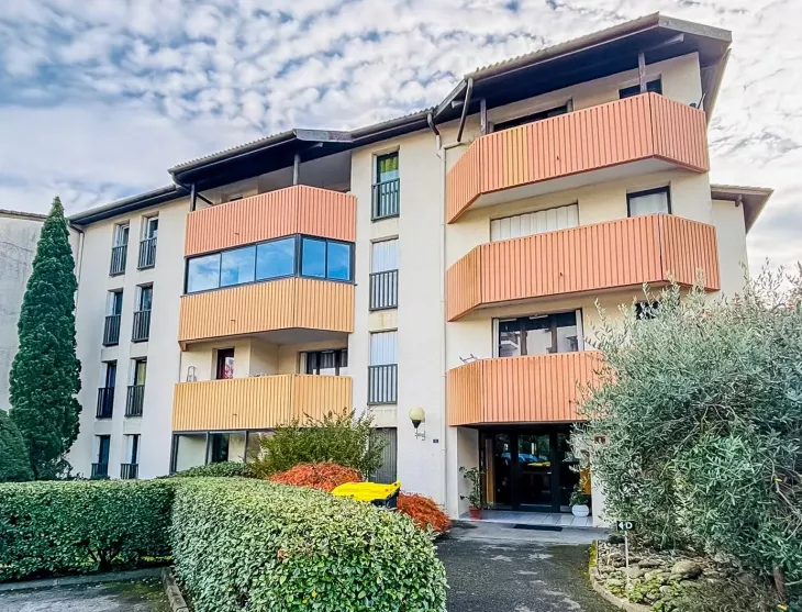 Bayonne Beyris, le nez dans la forêt - Joli type 2 de 47 m² habitable, grande chambre avec placard, 2 loggias, cuisine équipée. Possibilité d’acquérir un garage en +!