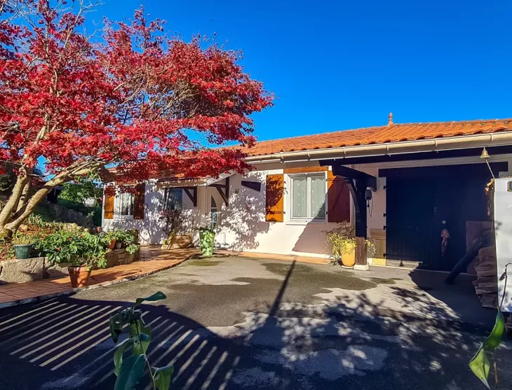 Sur la hauteur - Plain pied des années 1978 de 100 m² habitable, 2 chambres, pièce de vie de 46 m², garage sur parcelle avec piscine de 912 m²