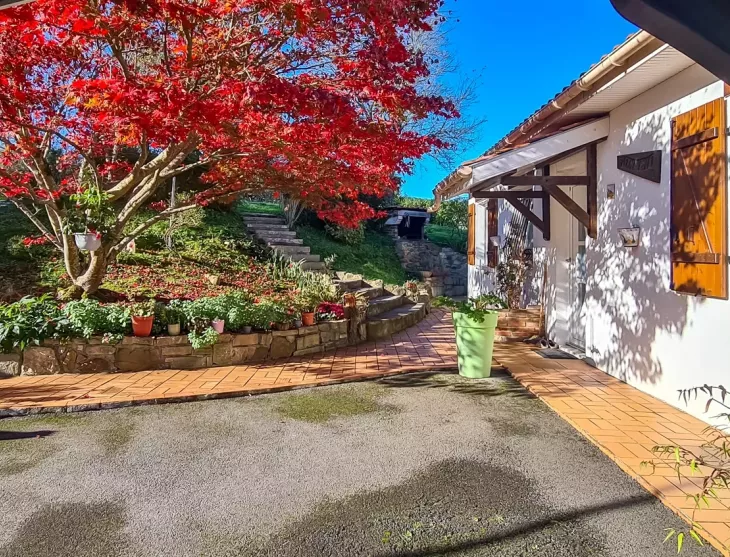 Sur la hauteur - Plain pied des années 1978 de 100 m² habitable, 2 chambres, pièce de vie de 46 m², garage sur parcelle avec piscine de 912 m²