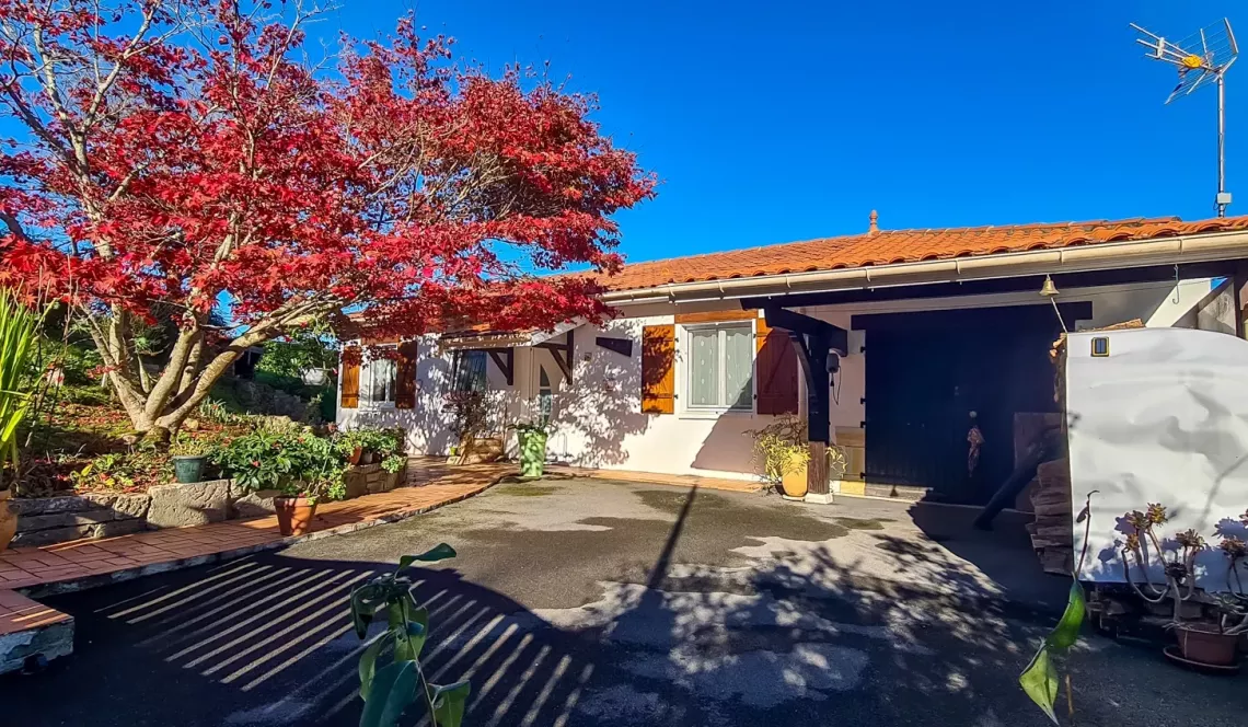 Sur la hauteur - Plain pied des années 1978 de 100 m² habitable, 2 chambres, pièce de vie de 46 m², garage sur parcelle avec piscine de 912 m²