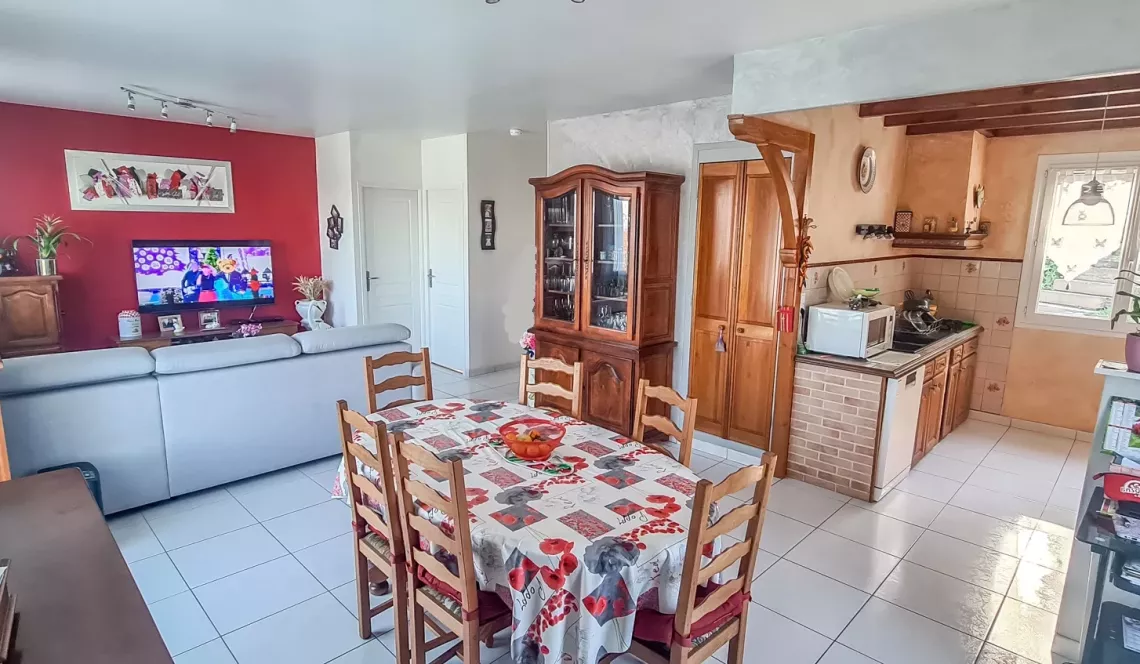 Sur la hauteur - Plain pied des années 1978 de 100 m² habitable, 2 chambres, pièce de vie de 46 m², garage sur parcelle avec piscine de 912 m²