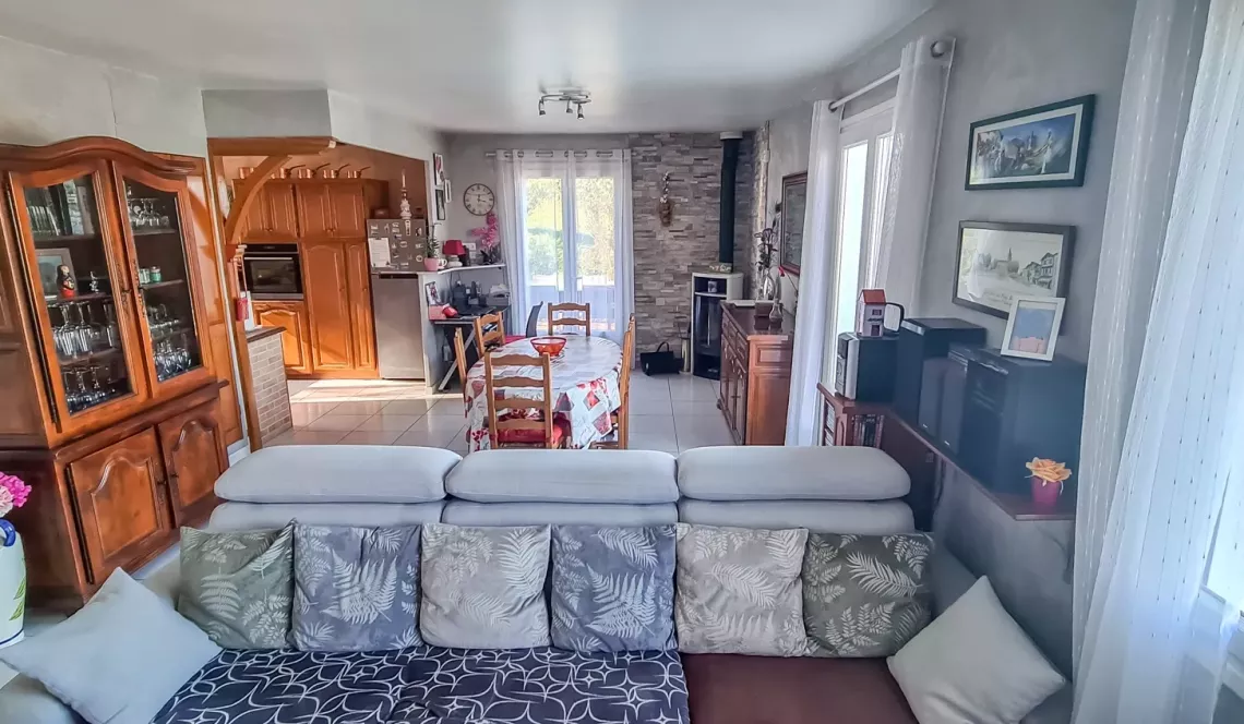 Sur la hauteur - Plain pied des années 1978 de 100 m² habitable, 2 chambres, pièce de vie de 46 m², garage sur parcelle avec piscine de 912 m²