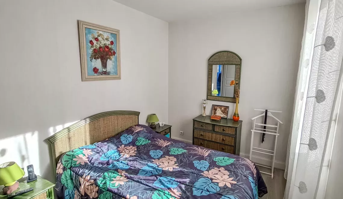 Sur la hauteur - Plain pied des années 1978 de 100 m² habitable, 2 chambres, pièce de vie de 46 m², garage sur parcelle avec piscine de 912 m²