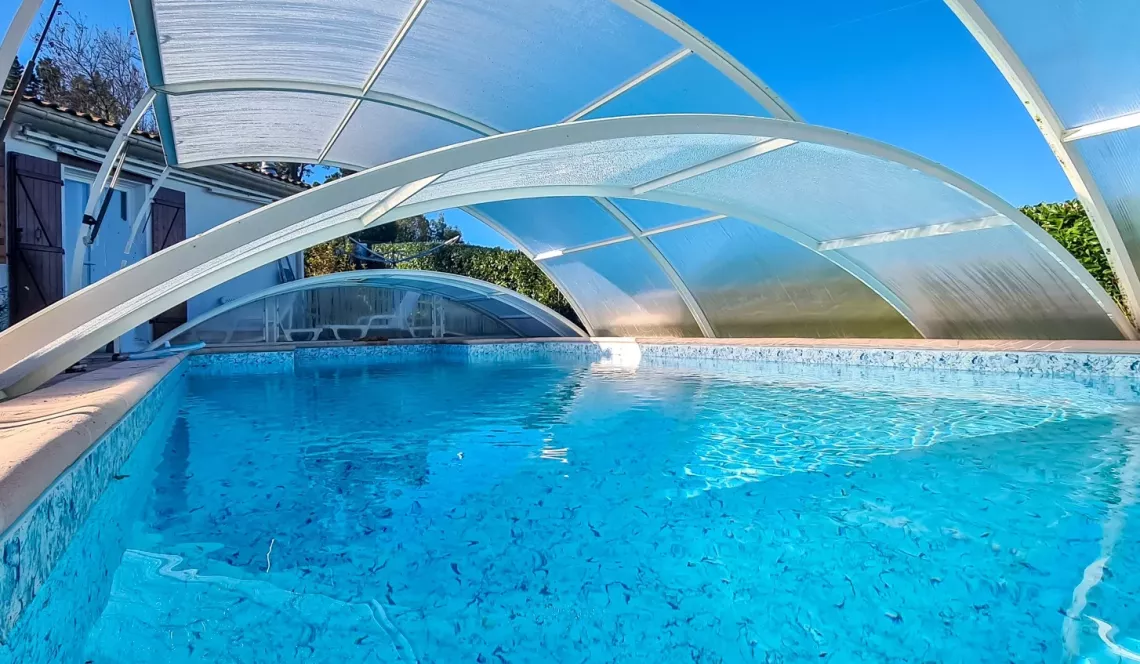 Sur la hauteur - Plain pied des années 1978 de 100 m² habitable, 2 chambres, pièce de vie de 46 m², garage sur parcelle avec piscine de 912 m²