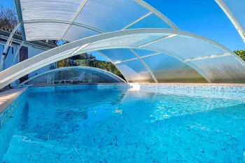 Sur la hauteur - Plain pied des années 1978 de 100 m² habitable, 2 chambres, pièce de vie de 46 m², garage sur parcelle avec piscine de 912 m²