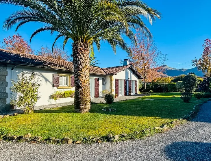 Ciboure limite Ascain - Vue exceptionnelle pour ce plain-pied des années 1996 de 117 m² habitable, pièce de vie de 48 m², 3 chambres + bureau, parcelle arborée de 1384 m²