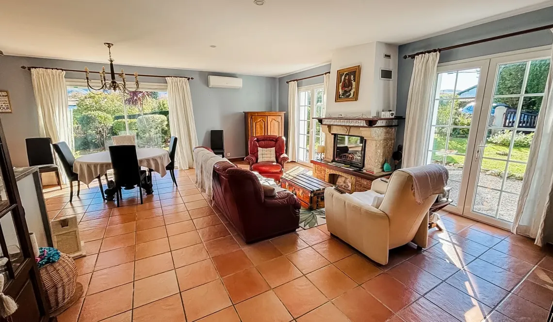 Ciboure limite Ascain - Vue exceptionnelle pour ce plain-pied des années 1996 de 117 m² habitable, pièce de vie de 48 m², 3 chambres + bureau, parcelle arborée de 1384 m²