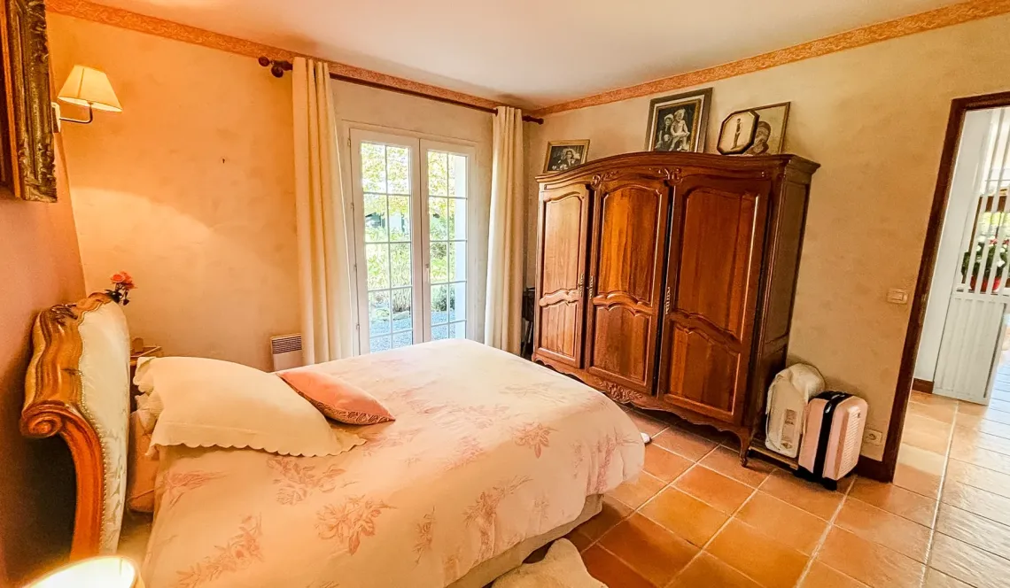 Ciboure limite Ascain - Vue exceptionnelle pour ce plain-pied des années 1996 de 117 m² habitable, pièce de vie de 48 m², 3 chambres + bureau, parcelle arborée de 1384 m²