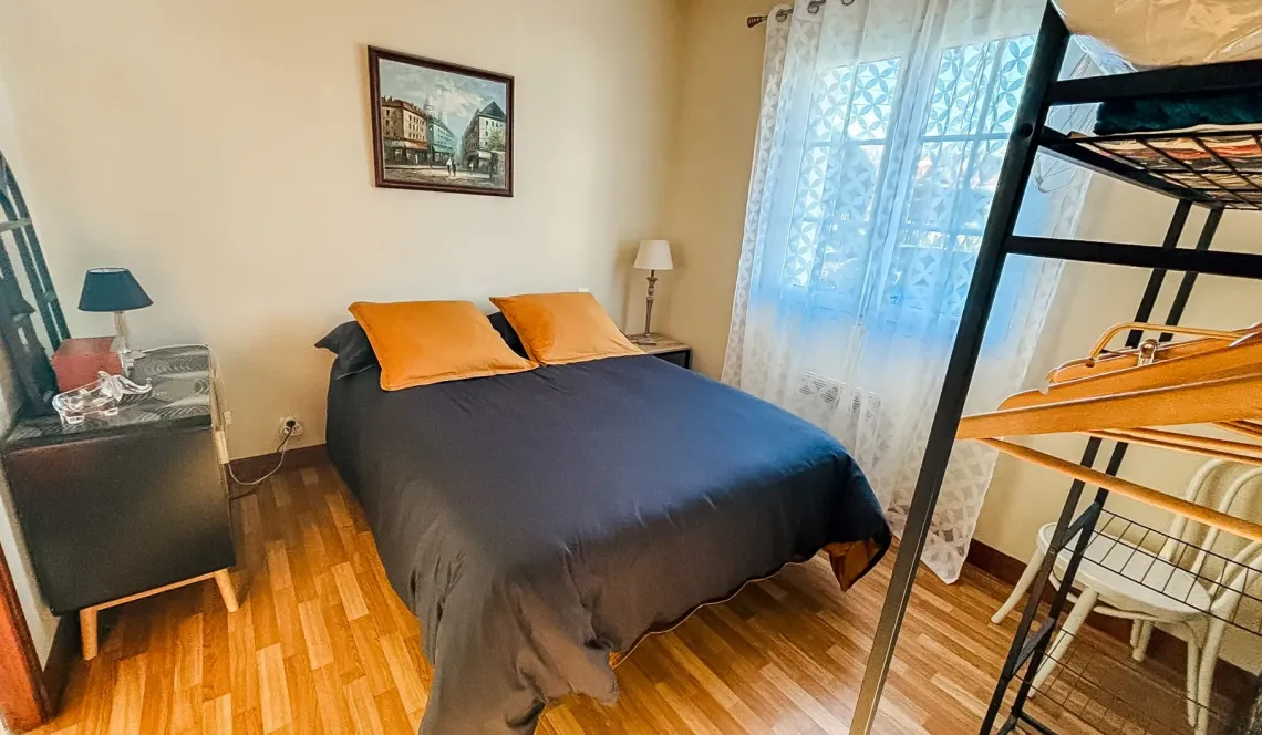 Ciboure limite Ascain - Vue exceptionnelle pour ce plain-pied des années 1996 de 117 m² habitable, pièce de vie de 48 m², 3 chambres + bureau, parcelle arborée de 1384 m²