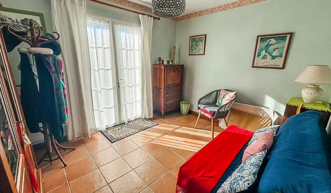 Ciboure limite Ascain - Vue exceptionnelle pour ce plain-pied des années 1996 de 117 m² habitable, pièce de vie de 48 m², 3 chambres + bureau, parcelle arborée de 1384 m²